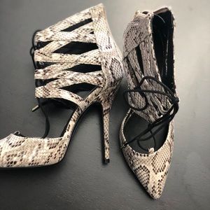 Steve Madden Snakeskin print pumps